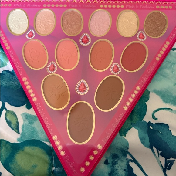 Kevin and coco pink hair girl - Picture 2 of 3